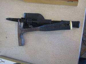 lot 282 image: small shovel and hammer