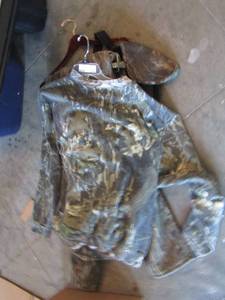 lot 314 image: CAMO  - SWEAT SHIRT 4348  JUMPSUIT  4244