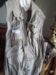 lot 317 image: camo vest size large