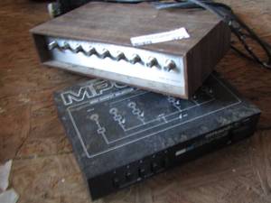 lot 372 image: MIDI OUTLET SELECTOR MPU-10   & OUTLET SELECTOR BOX