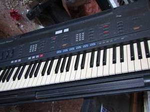 lot 403 image: Yamaha x 2500 keyboard