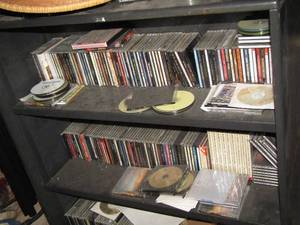 lot 439 image: lot of various music cds shelf included