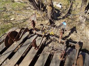 lot 553 image: small plow & disc 3 ft.