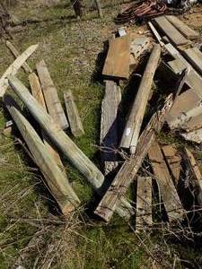 lot 552 image: random wood pieces