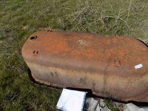 lot 557 image: cast iron bath tub