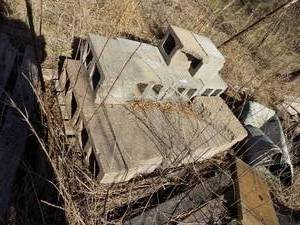 lot 560 image: CINDER BLOCKS  qty 19