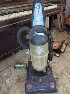 lot 589 image: Bissell vacuum