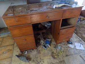 lot 605 image: 7 drawer wooden desk 1 missing drawer