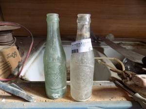 lot 625 image: DR. PEPPER  VINTAGE BOTTLES - GREEN & CLEAR