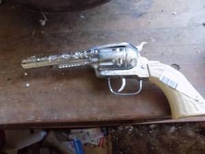 lot 636 image: plastic cap gun