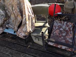 lot 637 image: hunting sitting chairs