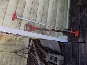 lot 639 image: yard tools qty 2 shovel and scrapper