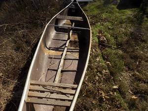 lot 4 image: 16 FOOT CANOE  SEARS & ROEBUCK - SEE PICTURES FOR NEEDED REPAIRS