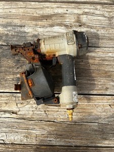 lot 128 image: PORTER CABLE PNEUMATIC  ROOFING  NAIL GUN