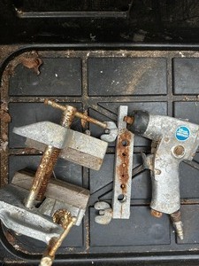 lot 162 image: TABLE VISE,  CENTRAL PHEUMATIC IMPACT