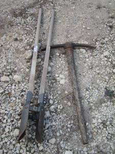 lot 107 image: post hole digger, pic ax