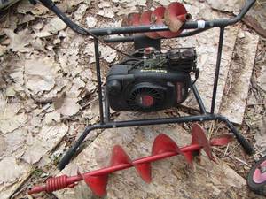lot 3 image: Earthquake Centura tecumseh auger model no. 9800 serial no. 35228 unknown condition Ccomes with 4 & 6 bits