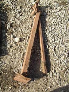 lot 123 image: T post puller