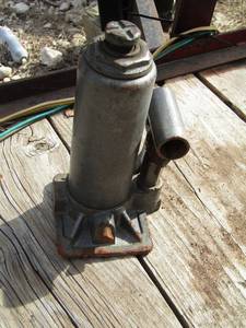 lot 172 image: small hydraulic jack