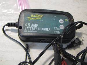 lot 46 image: battery tender 4.5 amp battery charger
