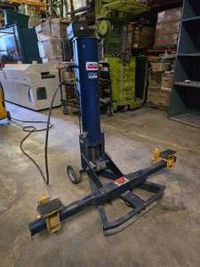 lot 10 image: Lincoln Model 93696 2.5 Ton Air End Lift.  TESTED