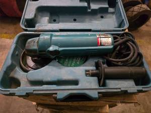 lot 56 image: Makita N9514B 4 Disc Grinder w Case, Shield & Discs