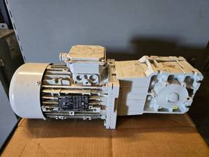 lot 123 image: Lenze GKR05-2M HAR 100C-12 Gearmotor