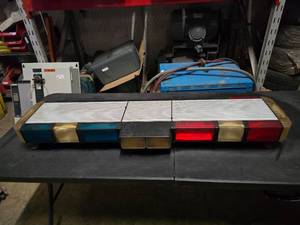 lot 152 image: Whelen Edge Edge 9000 RedBlue Police Light Bar