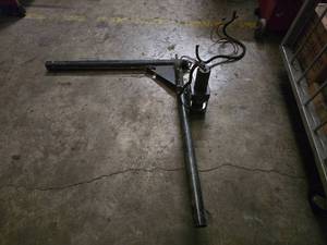 lot 190 image: Rule T25 Electric Winch w TrailerHitch Attachment