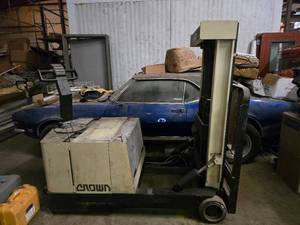 lot 192 image: Crown Walkie Pallet Stacker Forklift