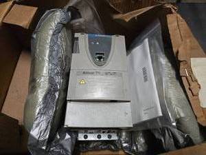lot 285 image: Telemecanique Altivar 71 ATV71HU22N4 Variable Frequency Drive w Manual
