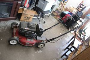 lot 7 image: Kawasaki commercial 6.5 lawn mower