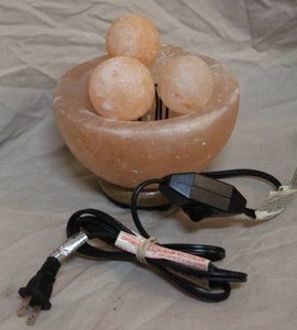 lot 39 image: Spantik Himalayan Fire Bowl Salt Lamp with 5 Massage Balls.