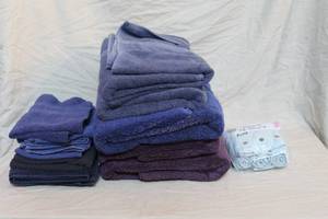 lot 48 image: Lot of bath towels and washcloths