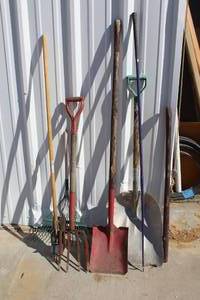 lot 121 image: Yard tools see pictures for details