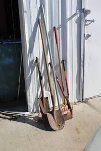 lot 122 image: Yard tools see pictures for details