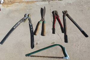 lot 125 image: Yard tools see pictures for details