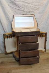 lot 171 image: Jewelry box