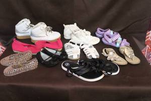 lot 202 image: Mixed sizes of little girls shoes