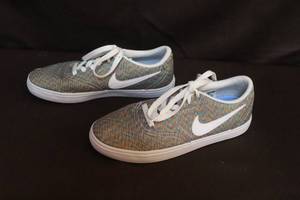 lot 203 image: Size 8.5 Nike shoes