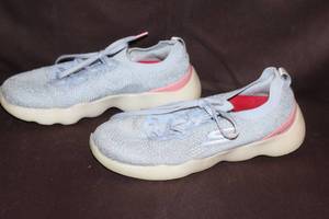 lot 204 image: Size 8.5  Skechers Go walk shoes