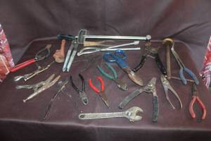 lot 239 image: collection of assorted hand tools,