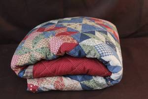 lot 276 image: Fullqueen quilt
