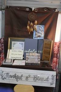 lot 296 image: Home decor see pictures for details