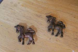 lot 298 image: Small Old Cast Bronze Horse Figurine, Approx 3 x 3 x 1