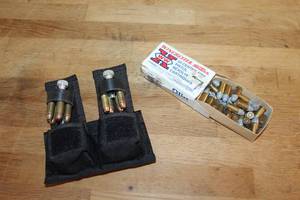 lot 310 image: Box of 32 smith wesson and nylon double speedloader pouch with speedloaders for a revolver.