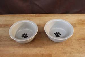 lot 316 image: Glass dog dishes