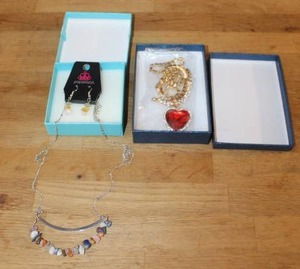 lot 318 image: 2-necklace