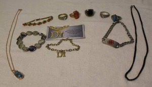 lot 327 image: Mixed lot of jewelry see pictures for details