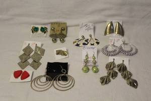lot 332 image: Earrings see pictures for details